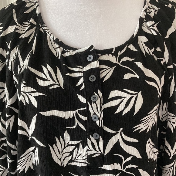 LOFT medium top black and white tropical leaves scoop neckline - Picture 5 of 12